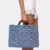 Denimblå totebag i raffia