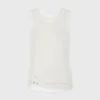 Hvit tank-top med karakteristisk piercing