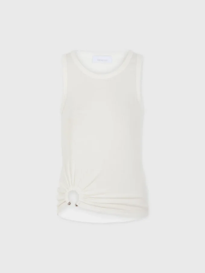 Hvit tank-top med karakteristisk piercing