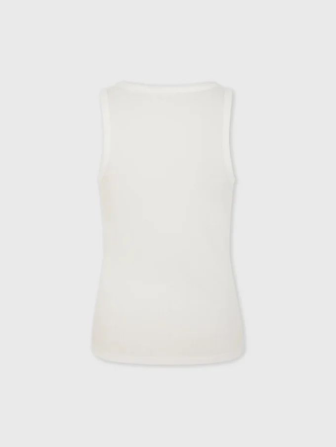 Hvit tank-top med karakteristisk piercing