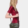 Khakifarget Paco crossbody-veske i skinn