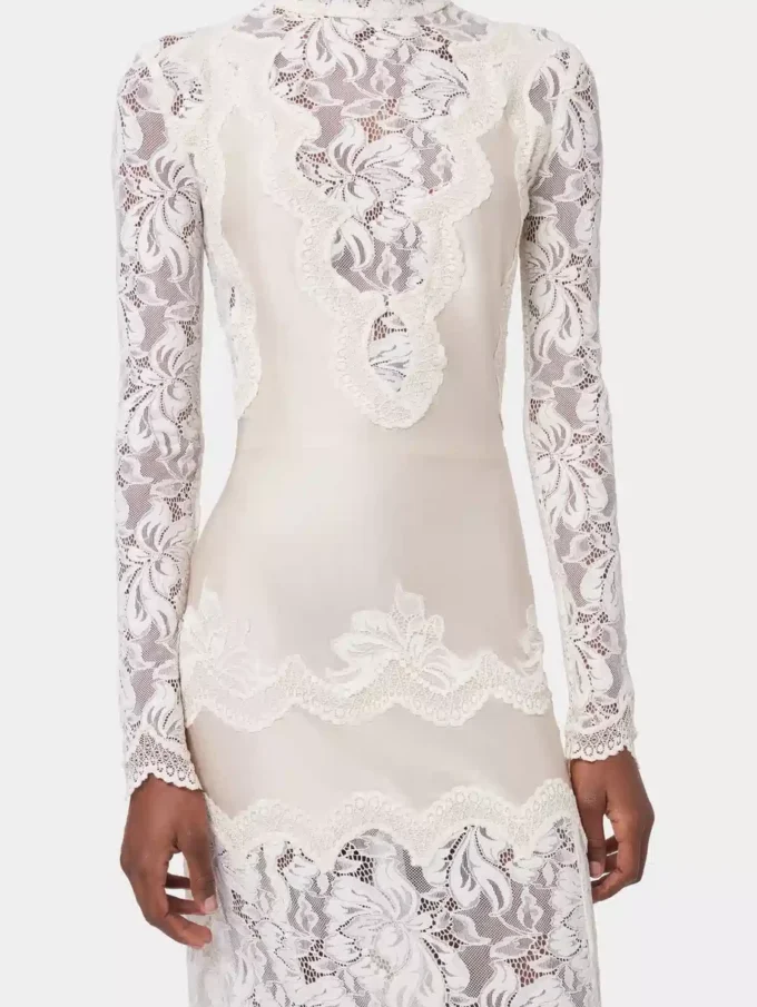 Lang kjole i elfenben i blonder og jersey