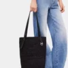 Svart raffia-veske med logo