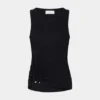 Svart tank-top med signaturpiercing