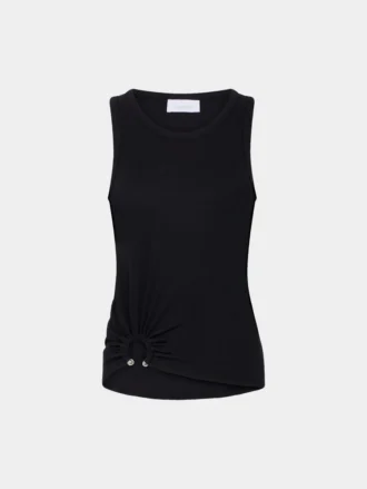 Svart tank-top med signaturpiercing