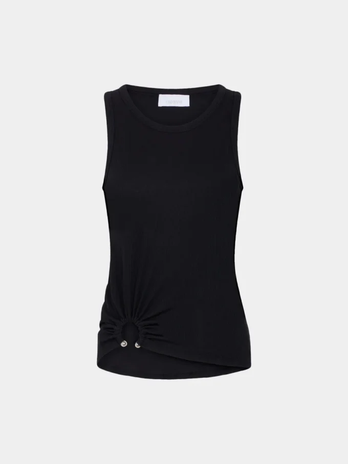 Svart tank-top med signaturpiercing