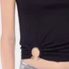 Svart tank-top med signaturpiercing