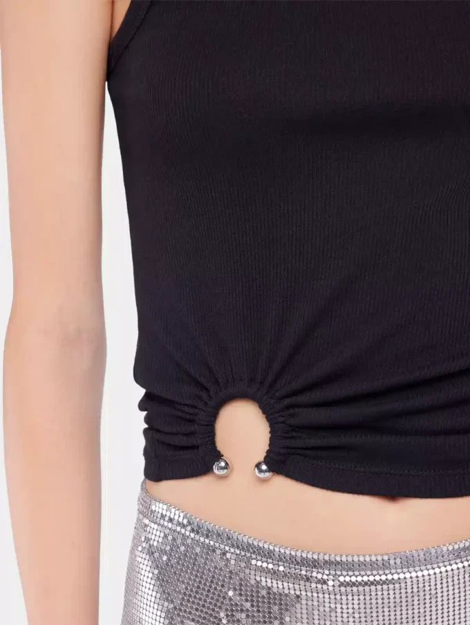 Svart tank-top med signaturpiercing