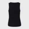 Svart tank-top med signaturpiercing
