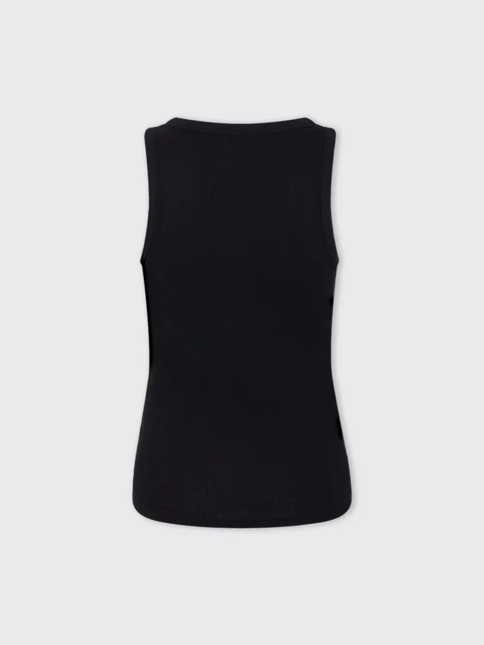 Svart tank-top med signaturpiercing