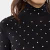 Svart topp med krystallpynt i jersey som sitter som et ekstra hudlag