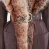 Trenchcoat med fuskepelsbesetning
