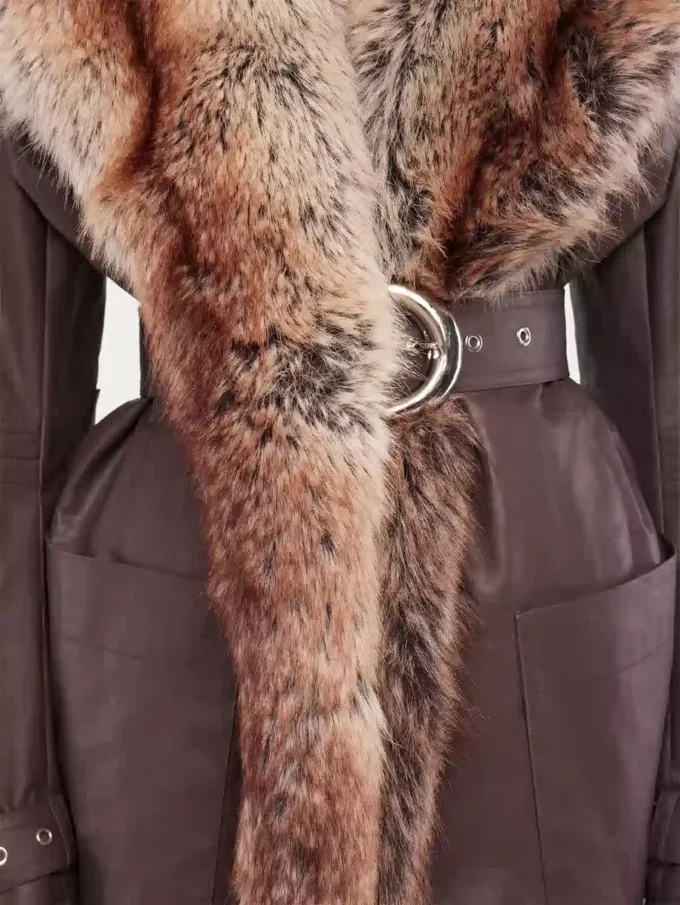 Trenchcoat med fuskepelsbesetning